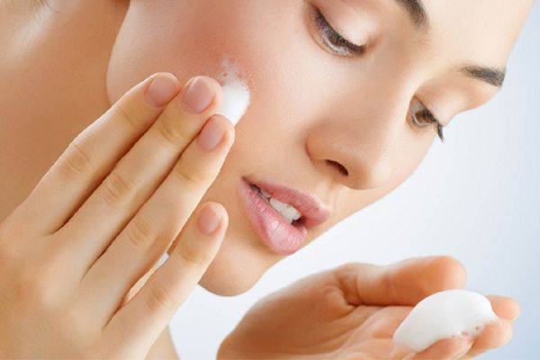 Double Cleansing (tẩy trang và sữa rửa mặt) để làm sạch sâu cho da nám