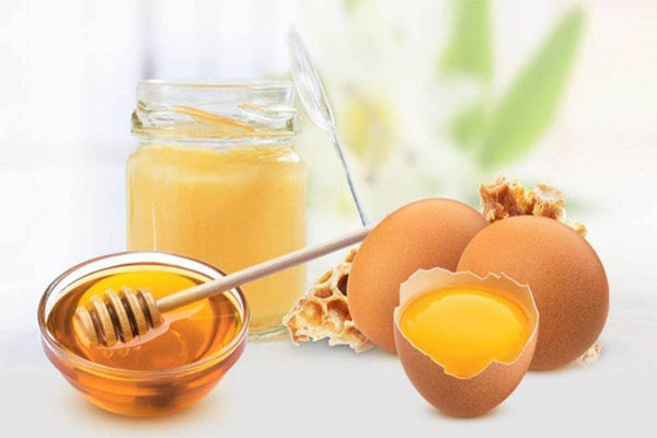 Mật ong kết hợp với trứng gà dưỡng trắng và ngăn ngừa lão hóa