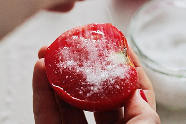 Muối và cà chua giúp da ngừa thâm hiệu quả