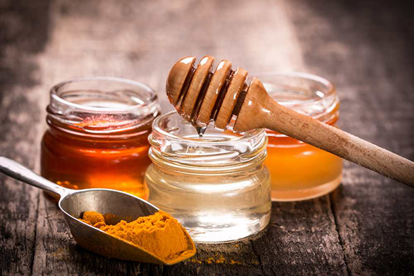 Mặt nạ tinh bột nghệ và mật ong trị nám và dưỡng ẩm cho da