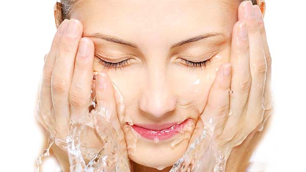 Rửa mặt sau khi xông hơi khoảng 15 phút để lấy đi bụi bẩn, vi khuẩn