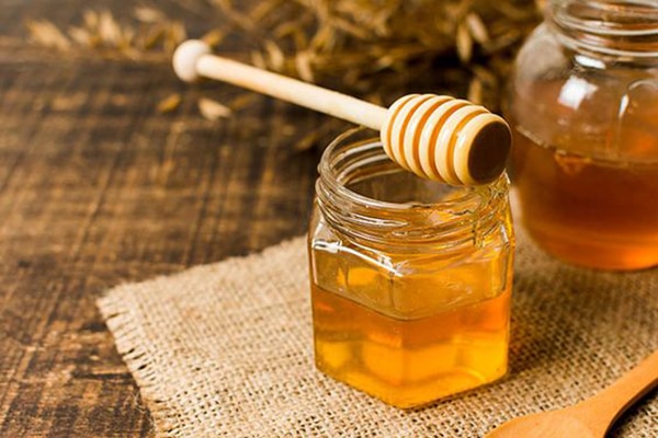 Hạn chế mụn viêm, dưỡng da sáng mịn bằng Vitamin E, mật ong